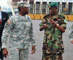 le général américain Warde, Commandant d'Adricom et le général James Kabarebe à Kigali en 2010