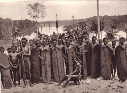 Guerriers de la tribu Kole à Mandombe en Equateur/Cliché Musée Congo belge 1958