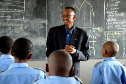 Kagame avec des élèves